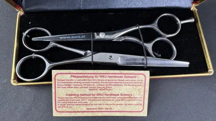 Zwei Friseurscheren in Box – Bild 2