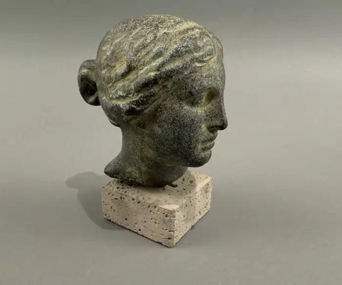 Aphrodite, griech. Göttin der Liebe und Schönheit (röm. Venus) auf Steinsockel - Replik H 15 cm