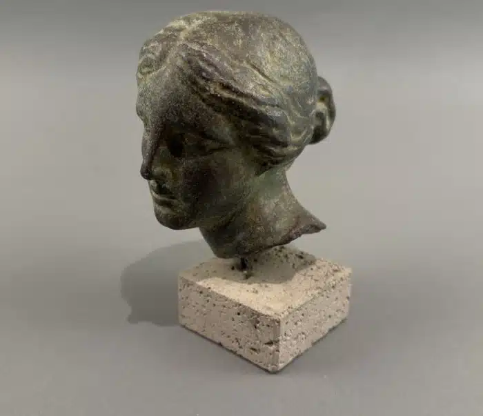 Aphrodite, griech. Göttin der Liebe und Schönheit (röm. Venus) auf Steinsockel - Replik H 15 cm – Bild 2