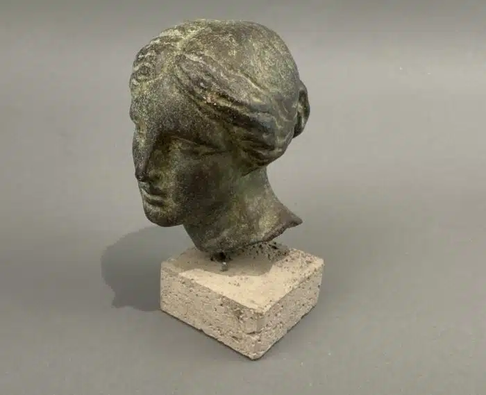 Aphrodite, griech. Göttin der Liebe und Schönheit (röm. Venus) auf Steinsockel - Replik H 15 cm – Bild 3