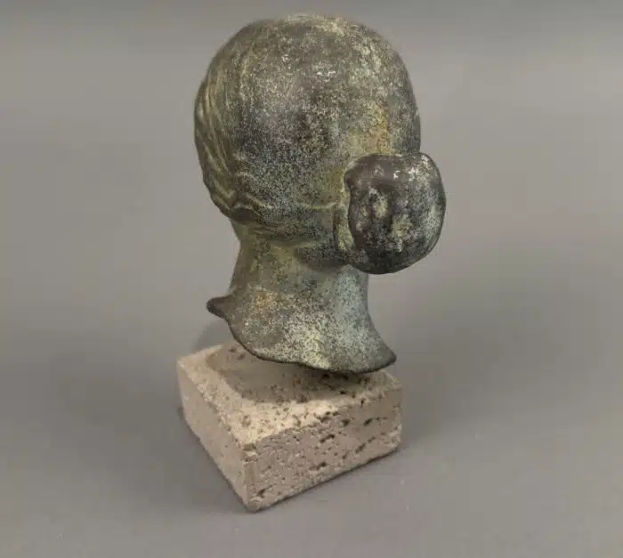 Aphrodite, griech. Göttin der Liebe und Schönheit (röm. Venus) auf Steinsockel - Replik H 15 cm – Bild 4