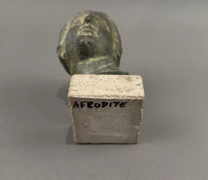 Aphrodite, griech. Göttin der Liebe und Schönheit (röm. Venus) auf Steinsockel - Replik H 15 cm – Bild 5