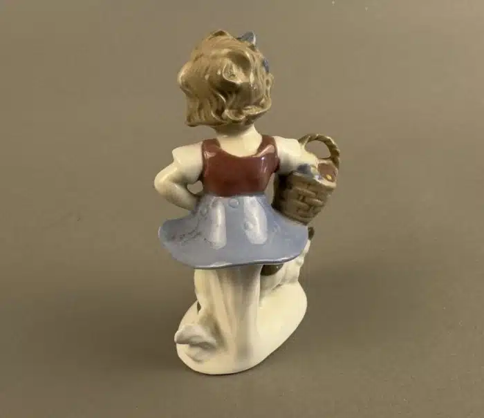  Lippelsdorf Porzellan  Mädchen mit Katze Porzellan Figur Foreign 9421 – Bild 3