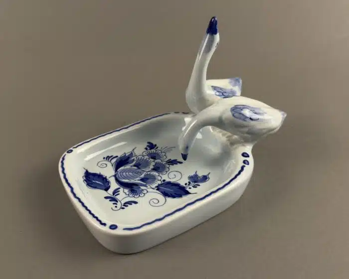 zwei Schwäne mit Schale im  klassisches Blue Delft Design, Delft Keramik 16x11 cm