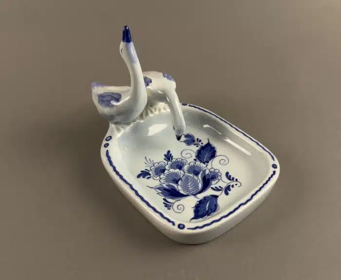 zwei Schwäne mit Schale im  klassisches Blue Delft Design, Delft Keramik 16x11 cm – Bild 2