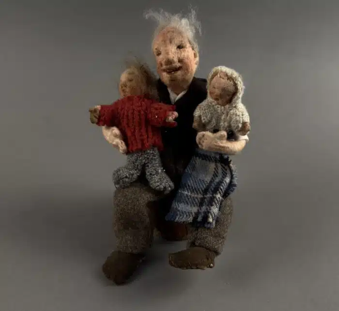Elli Riehl (Villach 1902-1977) "Opa mit Enkerl", Auftragsarbeit von Frau Elli Riehl, jedoch ohne Plomben, Höhe 20 cm