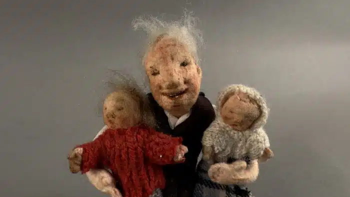 Elli Riehl (Villach 1902-1977) "Opa mit Enkerl", Auftragsarbeit von Frau Elli Riehl, jedoch ohne Plomben, Höhe 20 cm – Bild 2