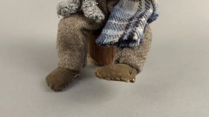 Elli Riehl (Villach 1902-1977) "Opa mit Enkerl", Auftragsarbeit von Frau Elli Riehl, jedoch ohne Plomben, Höhe 20 cm – Bild 3