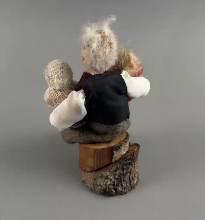 Elli Riehl (Villach 1902-1977) "Opa mit Enkerl", Auftragsarbeit von Frau Elli Riehl, jedoch ohne Plomben, Höhe 20 cm – Bild 4