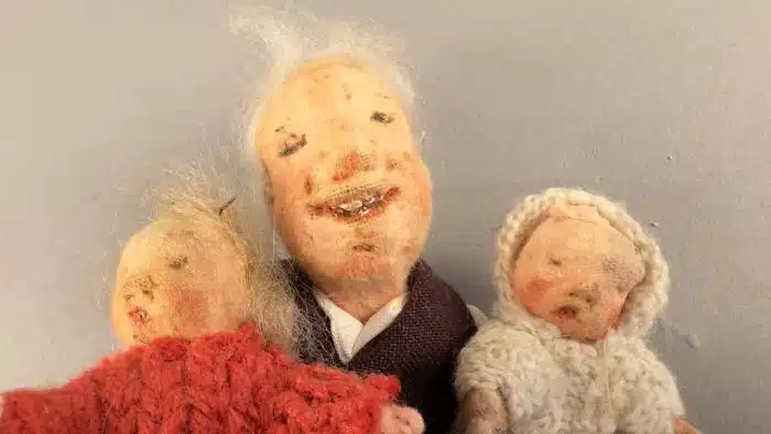 Elli Riehl (Villach 1902-1977) "Opa mit Enkerl", Auftragsarbeit von Frau Elli Riehl, jedoch ohne Plomben, Höhe 20 cm – Bild 5