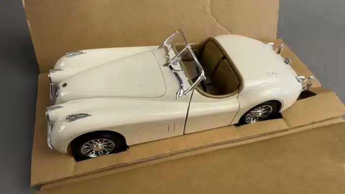 1/18 - Jaguar XK120 Silber 1948 – Bild 2