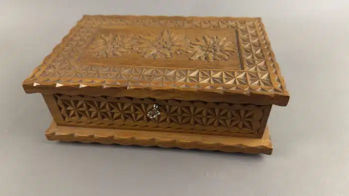 vintage Holzschatulle . Schatzkiste mit Schlüssel 24x18 H 9 cm