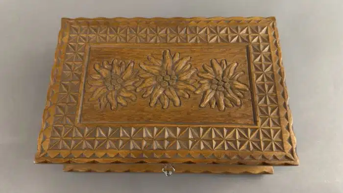 vintage Holzschatulle . Schatzkiste mit Schlüssel 24x18 H 9 cm – Bild 2