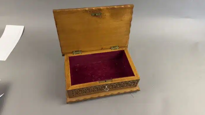 vintage Holzschatulle . Schatzkiste mit Schlüssel 24x18 H 9 cm – Bild 5