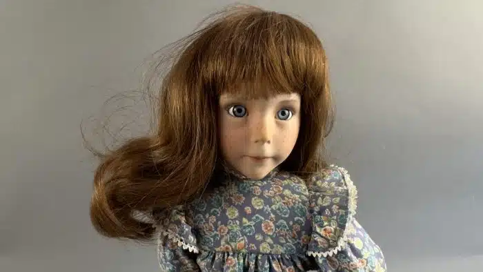 Willow  Porzellanpuppe. im Originalen Karton mit Zertifikat – Bild 3