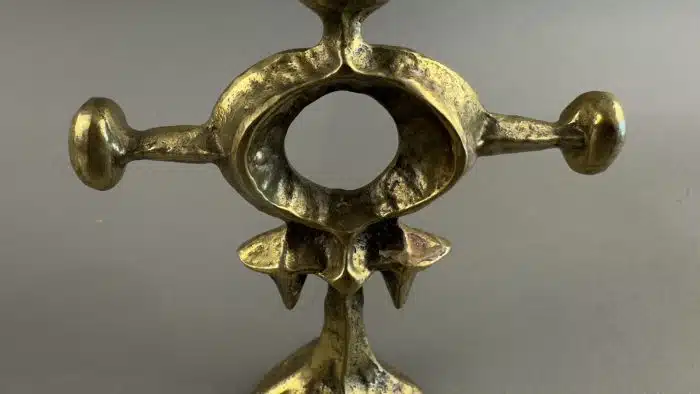 Heinz Goll - Messing . Brutalistischer Kerzenständer Ausführung Gießerei "Kurt Jesch" Bleiburg, H 20 cm – Bild 2