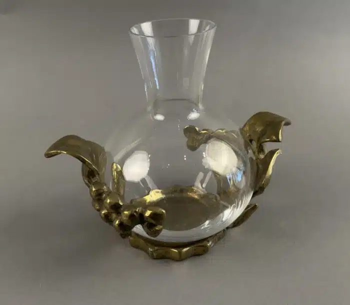 Heinz Goll -  Wein Dekanter gefangen im Messingguss - mit Weinreben Ausführung Gießerei "Kurt Jesch" Bleiburg, H 16 cm