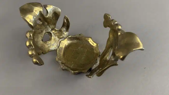Heinz Goll -  Wein Dekanter gefangen im Messingguss - mit Weinreben Ausführung Gießerei "Kurt Jesch" Bleiburg, H 16 cm – Bild 4
