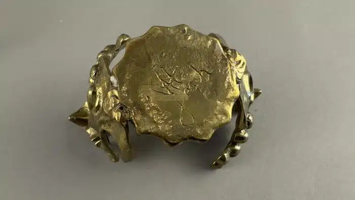 Heinz Goll -  Wein Dekanter gefangen im Messingguss - mit Weinreben Ausführung Gießerei "Kurt Jesch" Bleiburg, H 16 cm – Bild 5