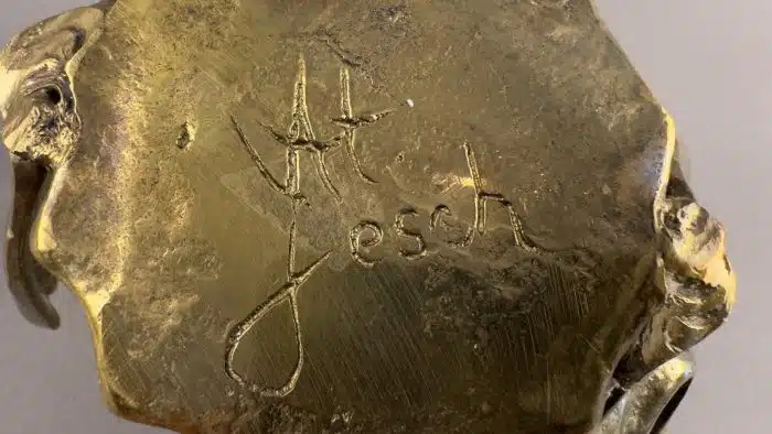 Heinz Goll -  Wein Dekanter gefangen im Messingguss - mit Weinreben Ausführung Gießerei "Kurt Jesch" Bleiburg, H 16 cm – Bild 6