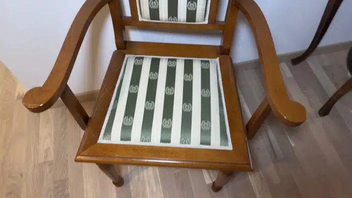 Vollholz Stuhl mit Armlehnen und klassischem Polster – Bild 2