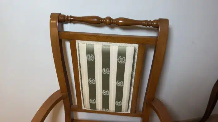 Vollholz Stuhl mit Armlehnen und klassischem Polster – Bild 3