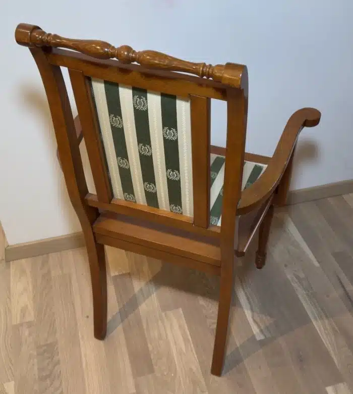 Vollholz Stuhl mit Armlehnen und klassischem Polster – Bild 4