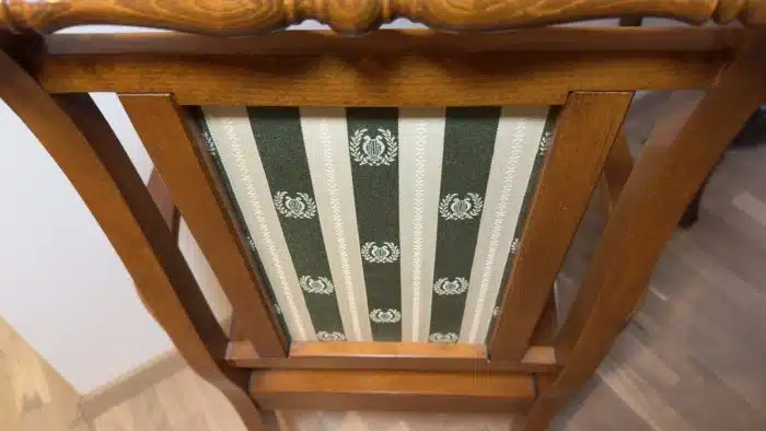 Vollholz Stuhl mit Armlehnen und klassischem Polster – Bild 5
