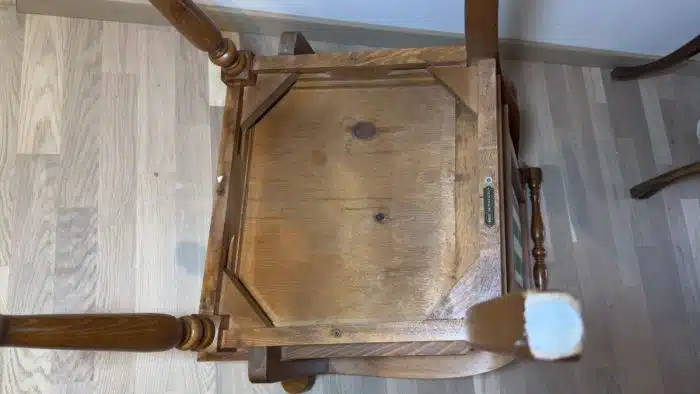 Vollholz Stuhl mit Armlehnen und klassischem Polster – Bild 6
