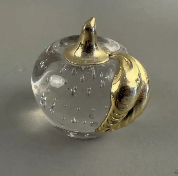 Vintage Glas-Apfel-Briefbeschwerer mit goldenem Messingstiel und Blatt 