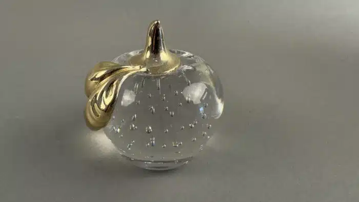 Vintage Glas-Apfel-Briefbeschwerer mit goldenem Messingstiel und Blatt  – Bild 2