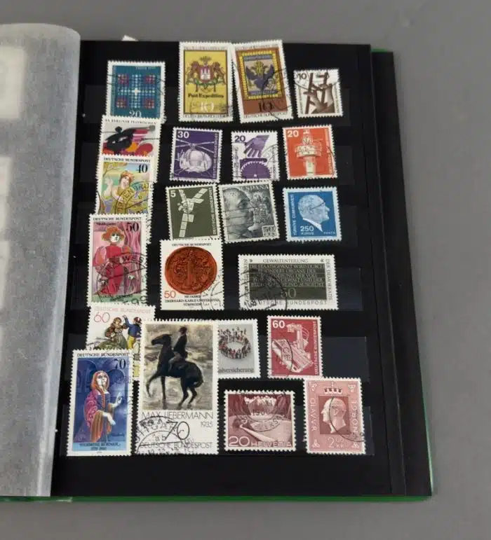 Grosses Briefmarkenalbum siehe Bilder !! – Bild 11