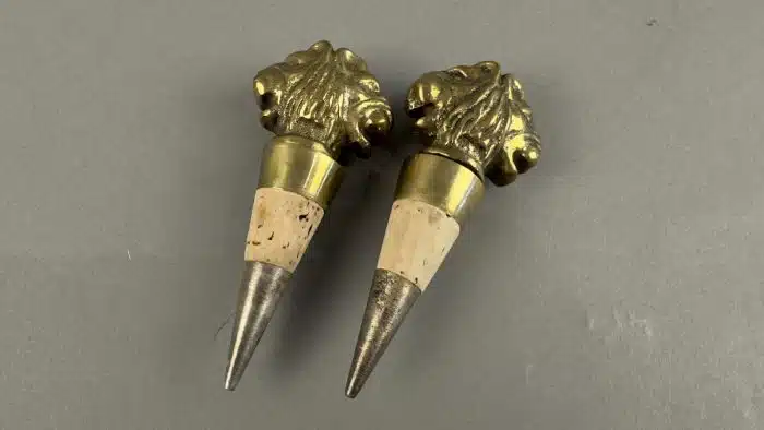 2 Antike Flaschenverschlüsse aus Messing mit Löwenkopf