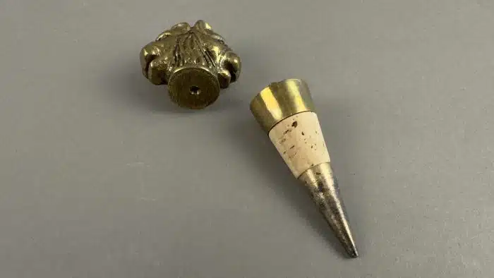 2 Antike Flaschenverschlüsse aus Messing mit Löwenkopf – Bild 5