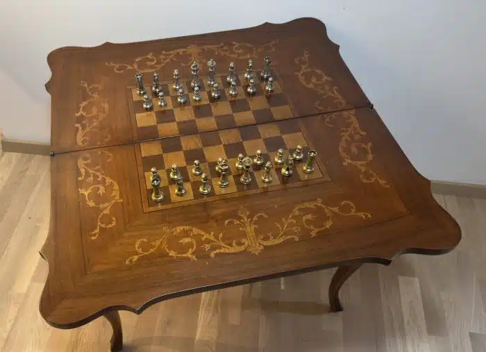 Vintage Schachtisch - Spieltisch mit Intarsien inklusive Schachfiguren aus Messing und Edelstahl - Platte 76x80cm H 74 cm – Bild 2