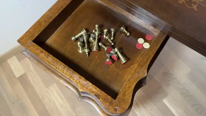 Vintage Schachtisch - Spieltisch mit Intarsien inklusive Schachfiguren aus Messing und Edelstahl - Platte 76x80cm H 74 cm – Bild 17