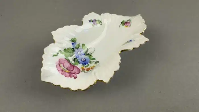 HEREND Porzellanschale Blattförmiges Blumenmuster-Goldrand L 15 cm, blaue Marke