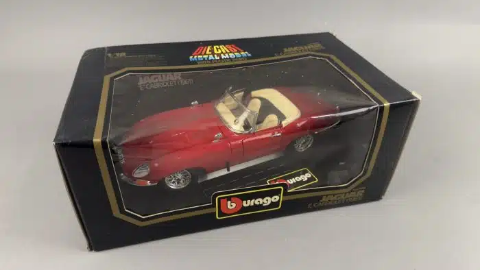 Burago Jaguar E Cabriolet rossa 1/18