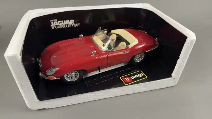 Burago Jaguar E Cabriolet rossa 1/18 – Bild 2