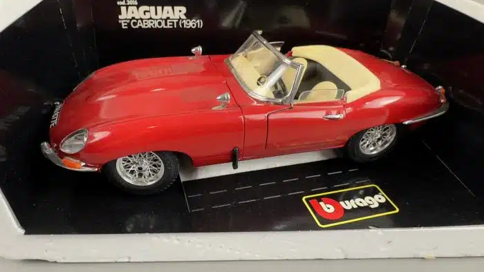 Burago Jaguar E Cabriolet rossa 1/18 – Bild 3