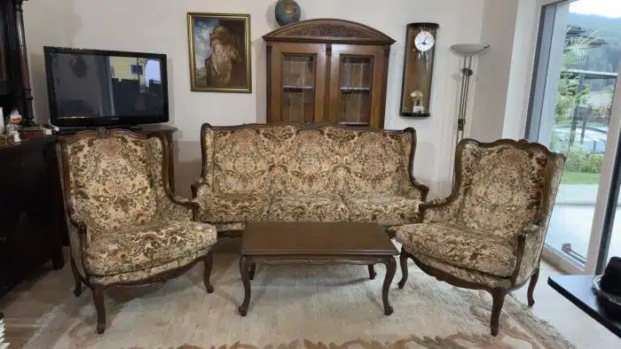 Wohnzimmerset im Louis XV-Stil, hochwertige Tapezierungen, bestehnd aus 1 Bank  2 Armsessel, 1 Tisch Bank - 200x90 LehenH. 110 SitzH. 50 cm Tisch 97x57 cm H 44 cm