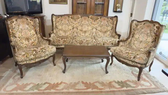 Wohnzimmerset im Louis XV-Stil, hochwertige Tapezierungen, bestehnd aus 1 Bank  2 Armsessel, 1 Tisch Bank - 200x90 LehenH. 110 SitzH. 50 cm Tisch 97x57 cm H 44 cm – Bild 2