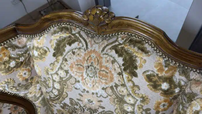 Wohnzimmerset im Louis XV-Stil, hochwertige Tapezierungen, bestehnd aus 1 Bank  2 Armsessel, 1 Tisch Bank - 200x90 LehenH. 110 SitzH. 50 cm Tisch 97x57 cm H 44 cm – Bild 4