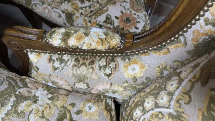 Wohnzimmerset im Louis XV-Stil, hochwertige Tapezierungen, bestehnd aus 1 Bank  2 Armsessel, 1 Tisch Bank - 200x90 LehenH. 110 SitzH. 50 cm Tisch 97x57 cm H 44 cm – Bild 5