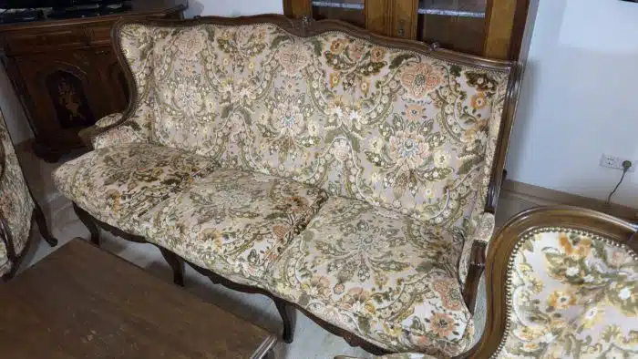 Wohnzimmerset im Louis XV-Stil, hochwertige Tapezierungen, bestehnd aus 1 Bank  2 Armsessel, 1 Tisch Bank - 200x90 LehenH. 110 SitzH. 50 cm Tisch 97x57 cm H 44 cm – Bild 6