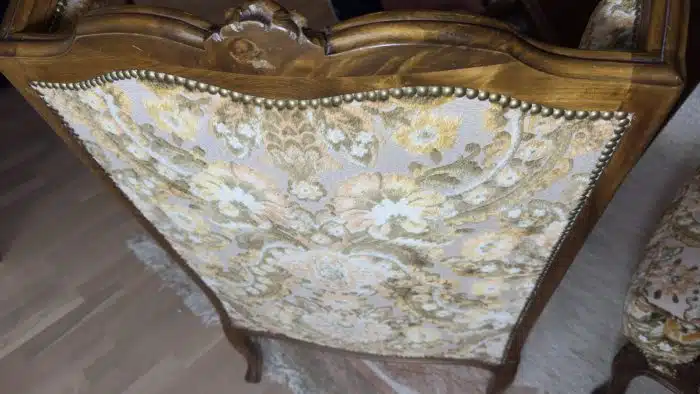 Wohnzimmerset im Louis XV-Stil, hochwertige Tapezierungen, bestehnd aus 1 Bank  2 Armsessel, 1 Tisch Bank - 200x90 LehenH. 110 SitzH. 50 cm Tisch 97x57 cm H 44 cm – Bild 7