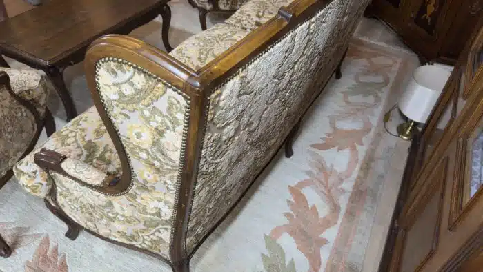 Wohnzimmerset im Louis XV-Stil, hochwertige Tapezierungen, bestehnd aus 1 Bank  2 Armsessel, 1 Tisch Bank - 200x90 LehenH. 110 SitzH. 50 cm Tisch 97x57 cm H 44 cm – Bild 9