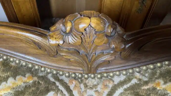 Wohnzimmerset im Louis XV-Stil, hochwertige Tapezierungen, bestehnd aus 1 Bank  2 Armsessel, 1 Tisch Bank - 200x90 LehenH. 110 SitzH. 50 cm Tisch 97x57 cm H 44 cm – Bild 10