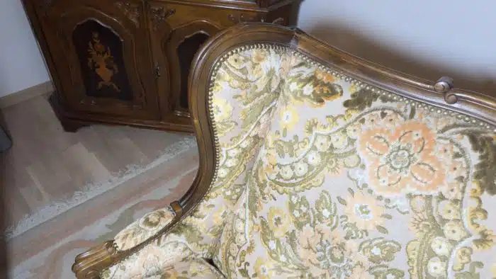 Wohnzimmerset im Louis XV-Stil, hochwertige Tapezierungen, bestehnd aus 1 Bank  2 Armsessel, 1 Tisch Bank - 200x90 LehenH. 110 SitzH. 50 cm Tisch 97x57 cm H 44 cm – Bild 11