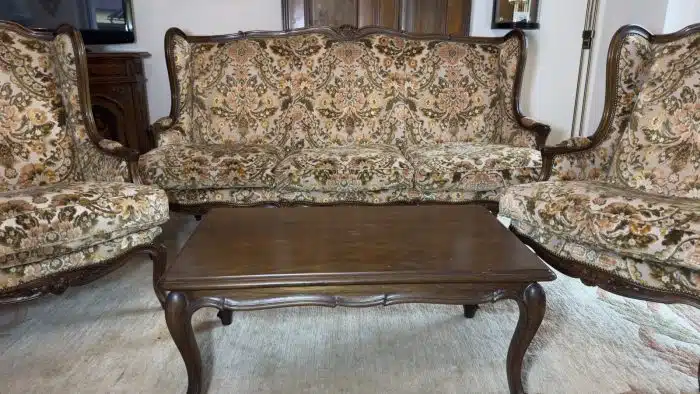 Wohnzimmerset im Louis XV-Stil, hochwertige Tapezierungen, bestehnd aus 1 Bank  2 Armsessel, 1 Tisch Bank - 200x90 LehenH. 110 SitzH. 50 cm Tisch 97x57 cm H 44 cm – Bild 13